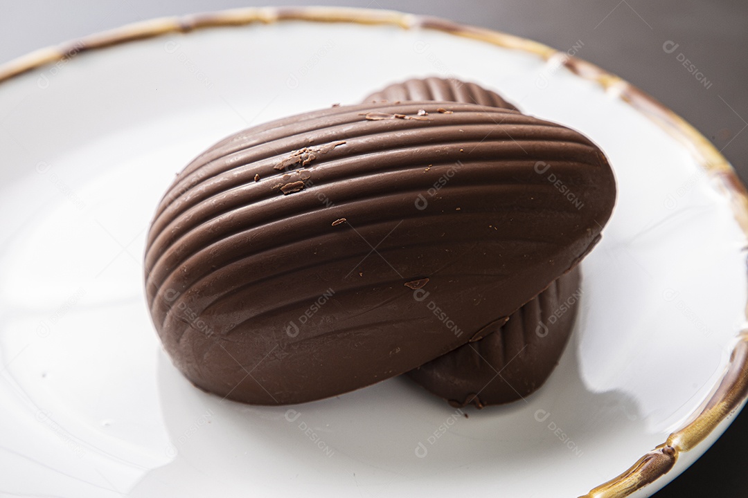 Ovos de páscoa sobre tabua de madeira