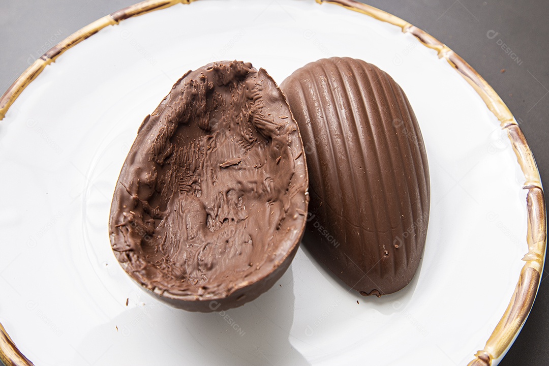 Ovos de páscoa sobre tabua de madeira