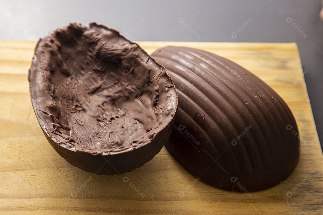 Ovos de páscoa sobre tabua de madeira