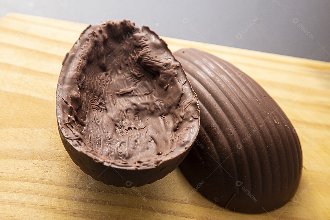 Ovos de páscoa sobre tabua de madeira