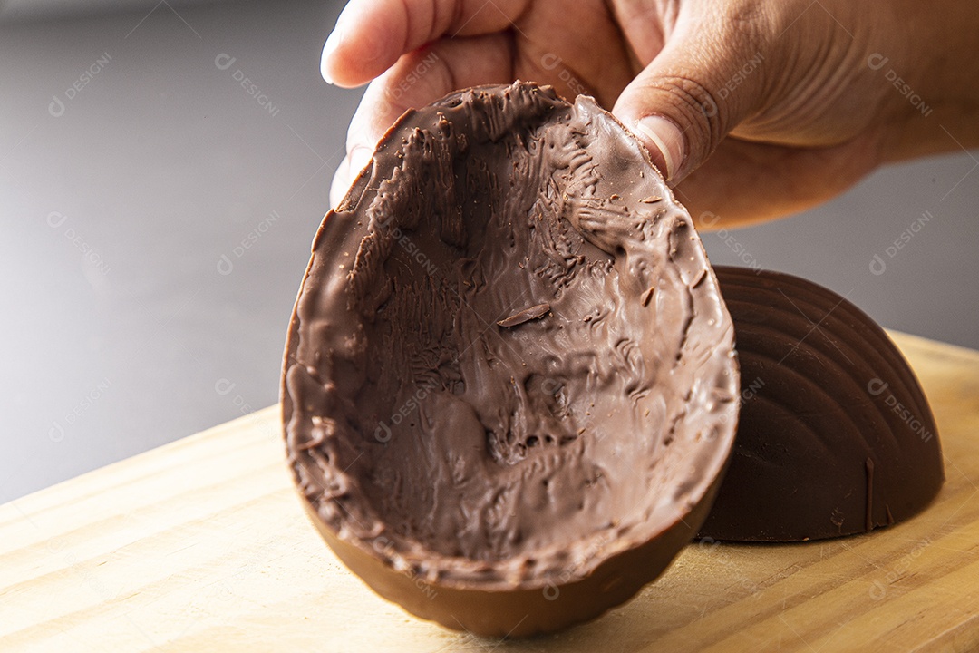 Ovos de páscoa sobre tabua de madeira