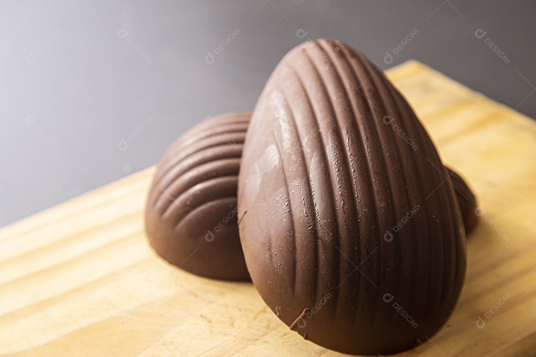 Ovos de páscoa sobre tabua de madeira