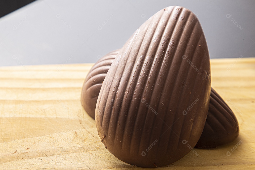 Ovos de páscoa sobre tabua de madeira