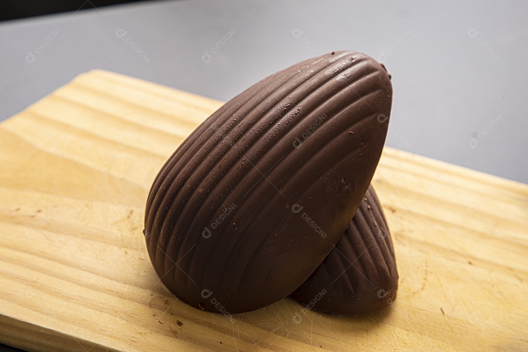 Ovos de páscoa sobre tabua de madeira