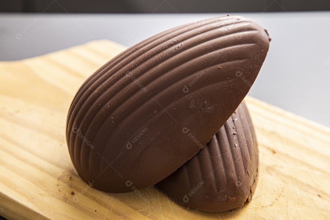 Ovos de páscoa sobre tabua de madeira