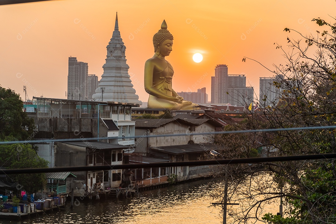 Grande Buda amarelo dourado em Wat Muang destino turístico religioso