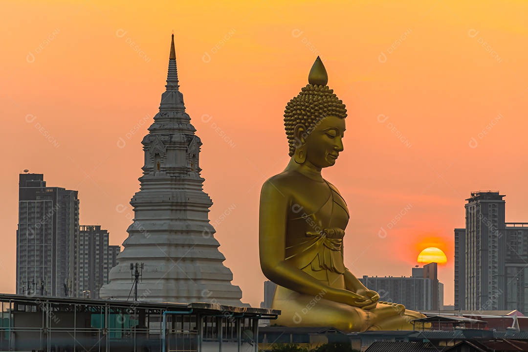 Grande Buda amarelo dourado em Wat Muang destino turístico religioso