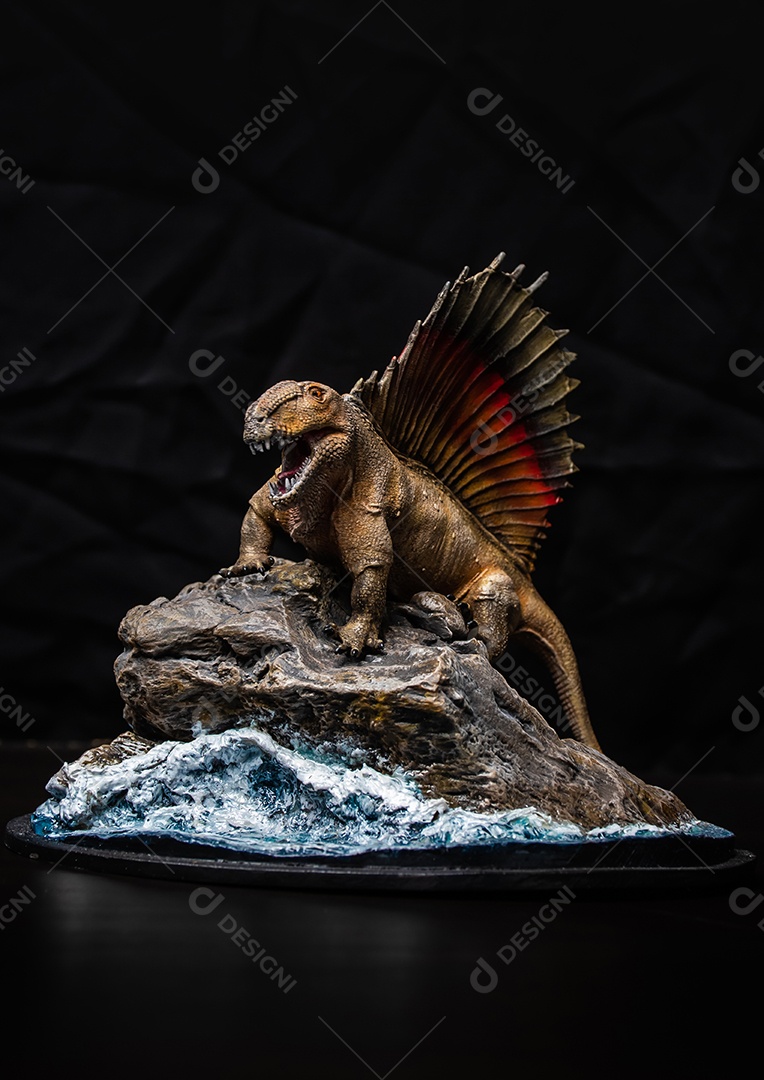 O dinossauro no fundo escuro isolado