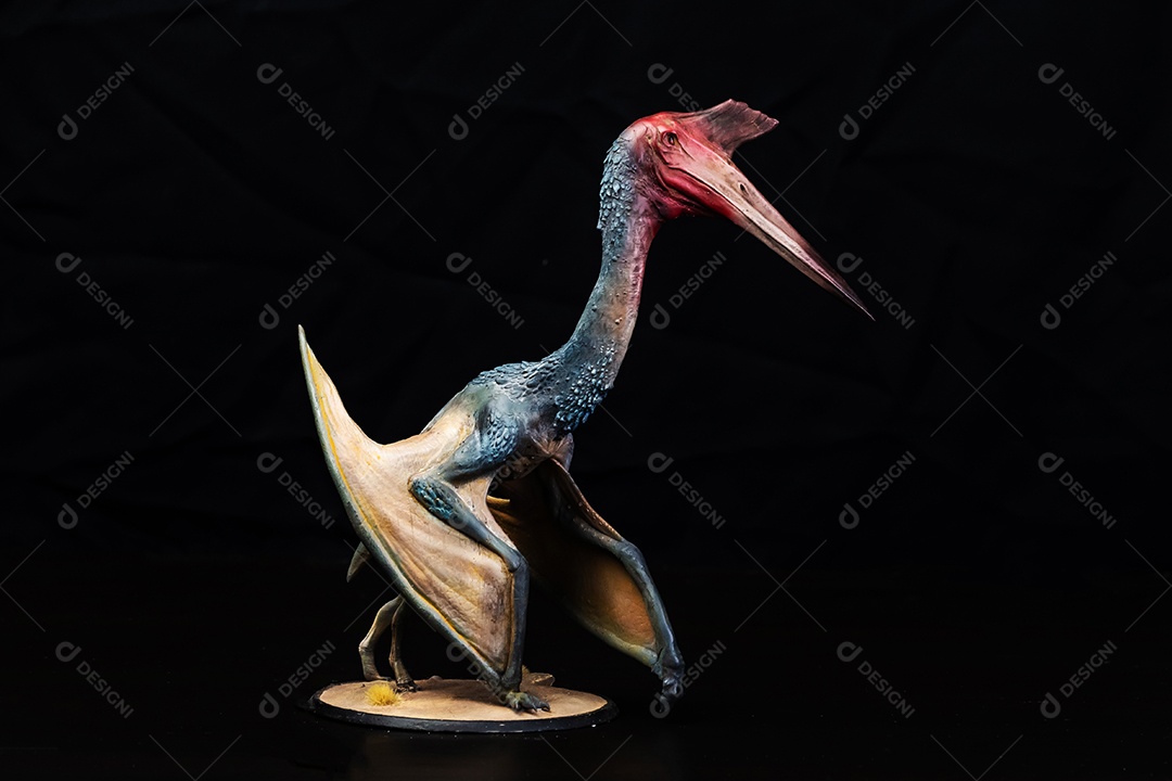 O dinossauro no fundo escuro isolado