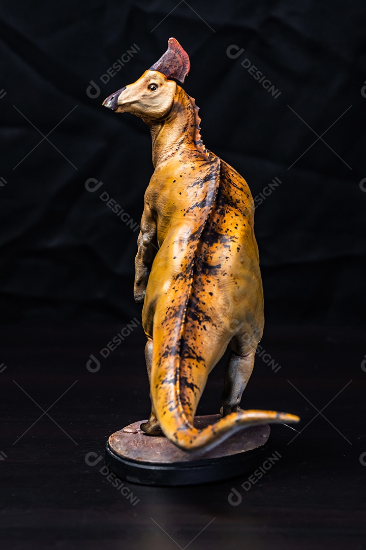 O dinossauro no fundo escuro isolado