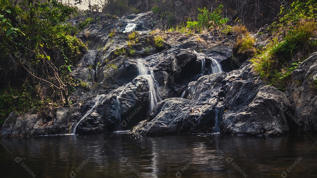 Belas cachoeiras no parque nacional klong lan da Tailândia