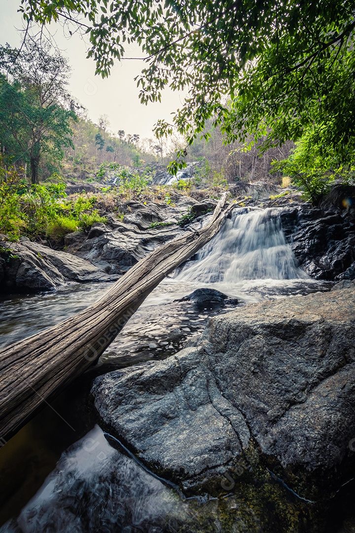 Belas cachoeiras no parque nacional klong lan da Tailândia