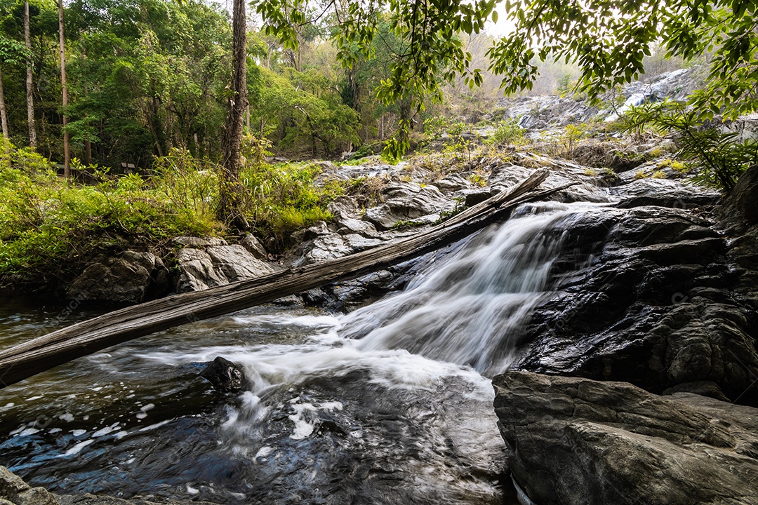 Belas cachoeiras no parque nacional klong lan da Tailândia