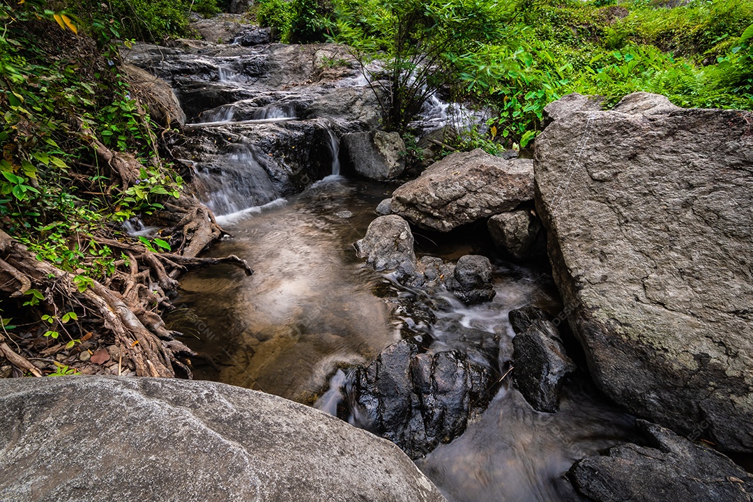 Belas cachoeiras no parque nacional klong lan da Tailândia