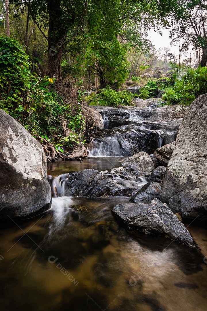 Belas cachoeiras no parque nacional klong lan da Tailândia