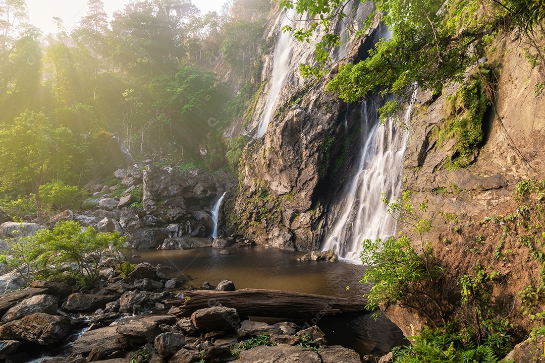 Belas cachoeiras no parque nacional klong lan da Tailândia
