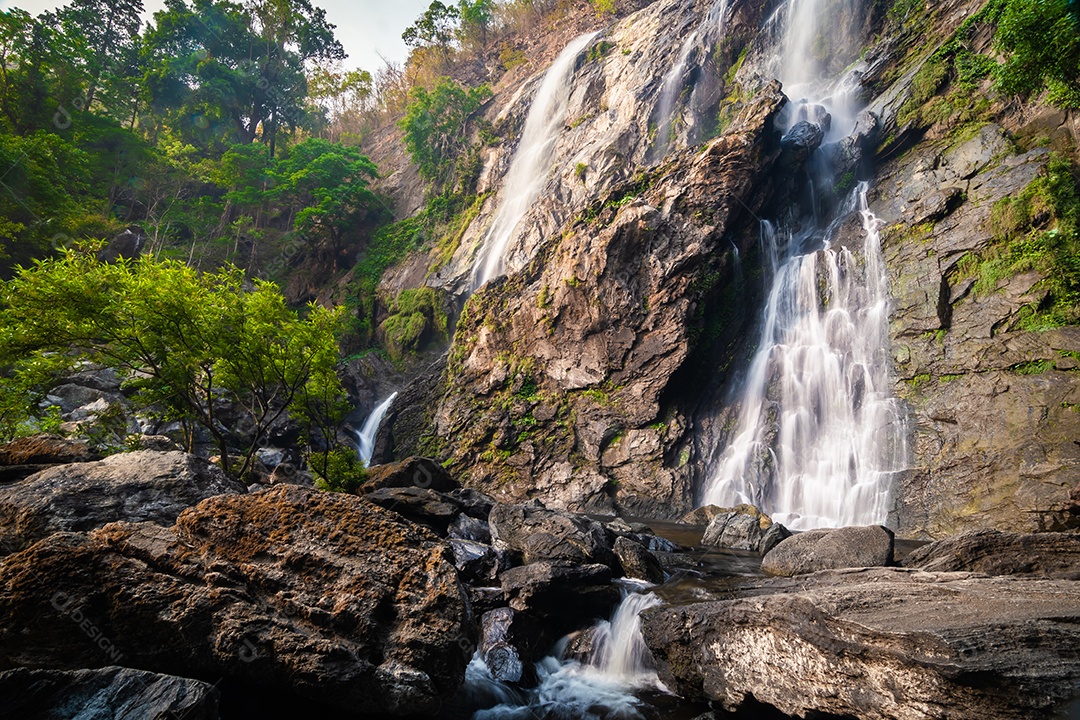 Belas cachoeiras no parque nacional klong lan da Tailândia