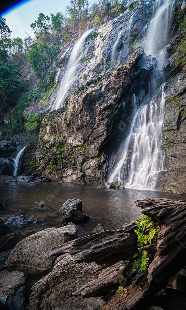 Belas cachoeiras no parque nacional klong lan da Tailândia