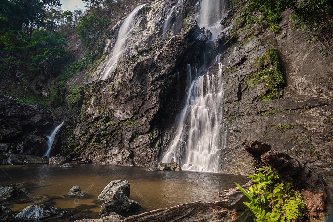 Belas cachoeiras no parque nacional klong lan da Tailândia