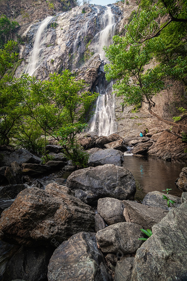 Belas cachoeiras no parque nacional klong lan da Tailândia