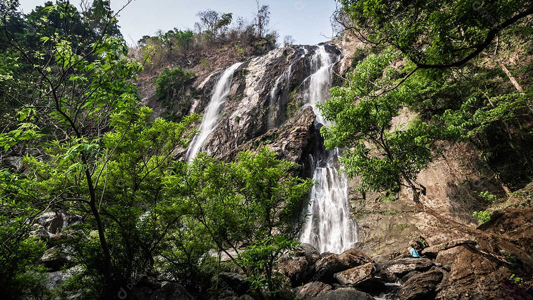 Belas cachoeiras no parque nacional klong lan da Tailândia