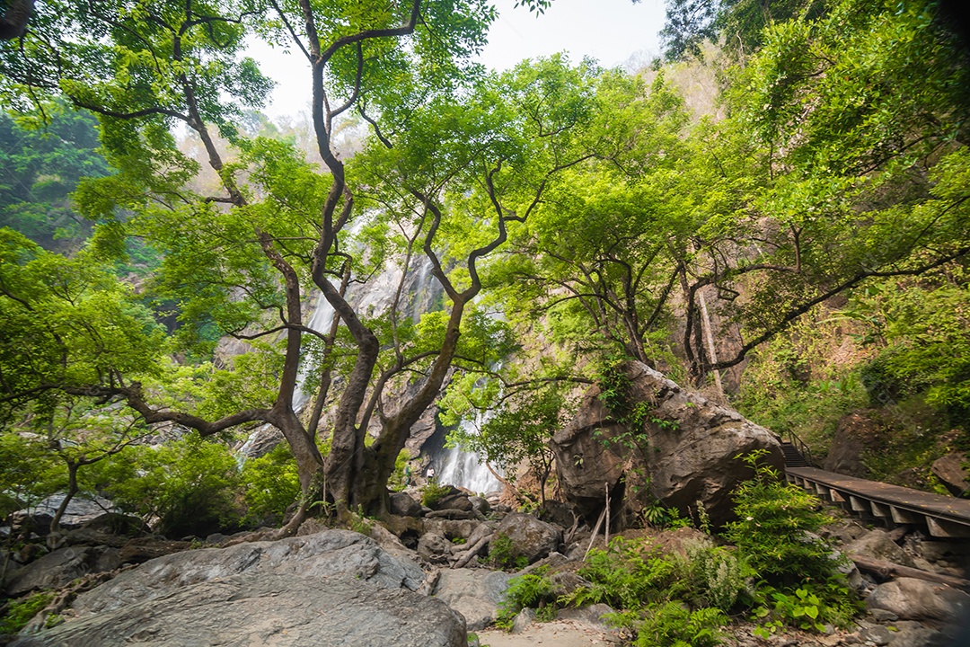 Belas cachoeiras no parque nacional klong lan da Tailândia