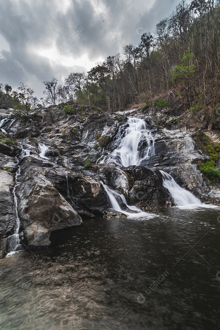 Belas cachoeiras no parque nacional klong lan da Tailândia