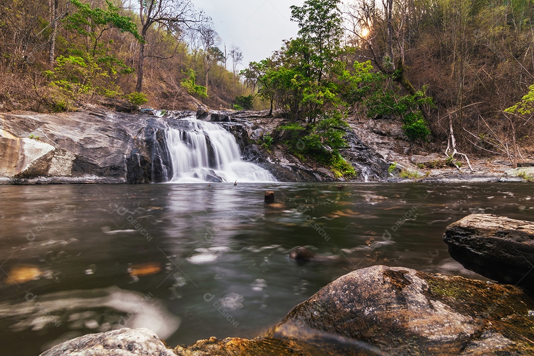 Belas cachoeiras no parque nacional klong lan da Tailândia