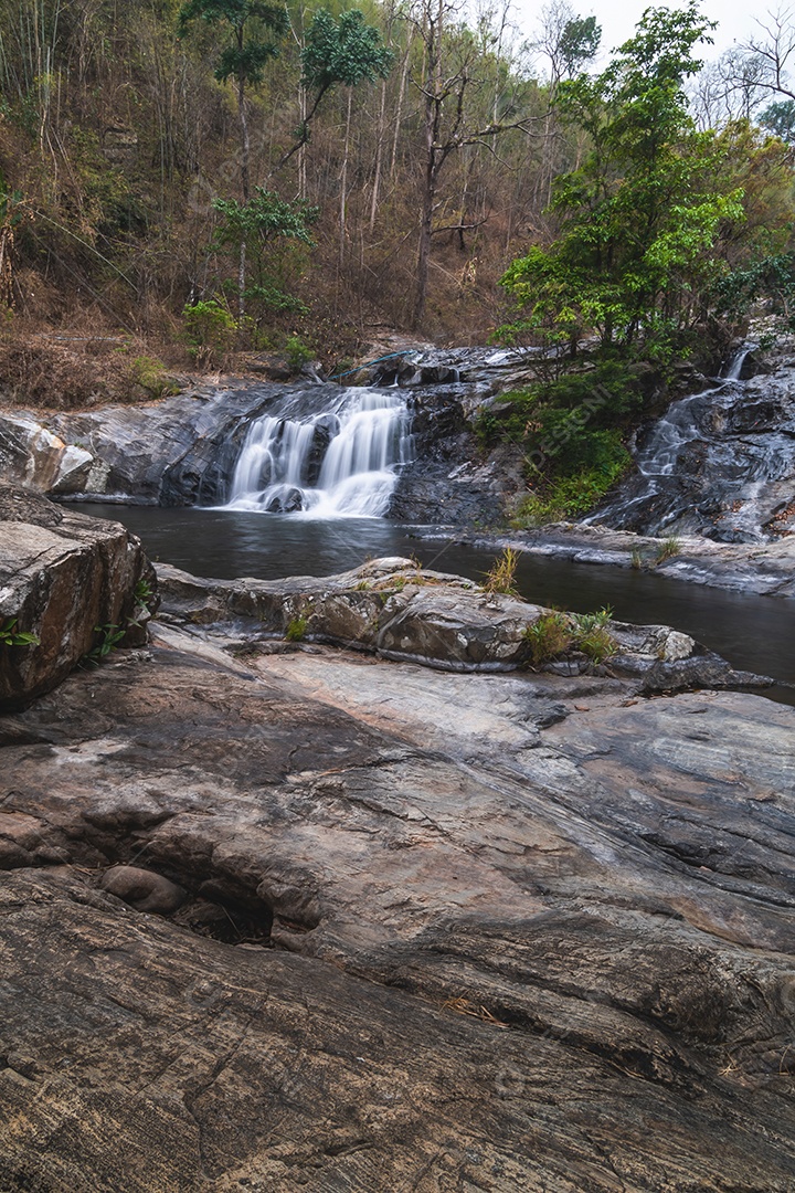 Belas cachoeiras no parque nacional klong lan da Tailândia