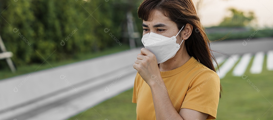 Jovem mulher asiática usando máscara respiratória