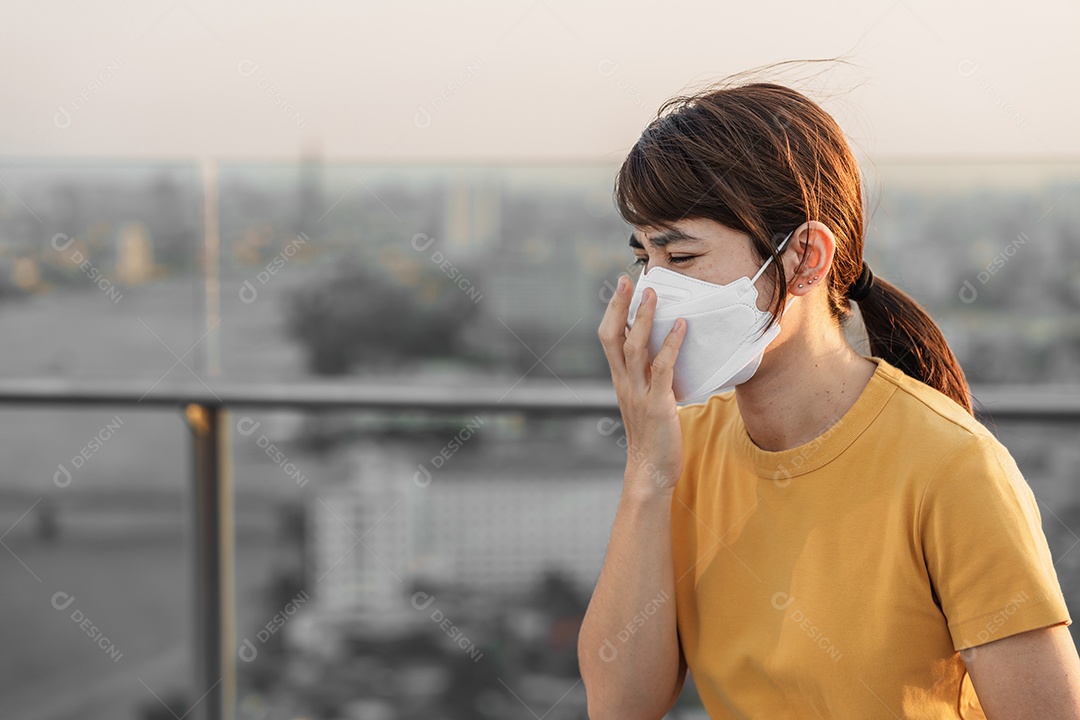 Jovem mulher asiática usando máscara respiratória