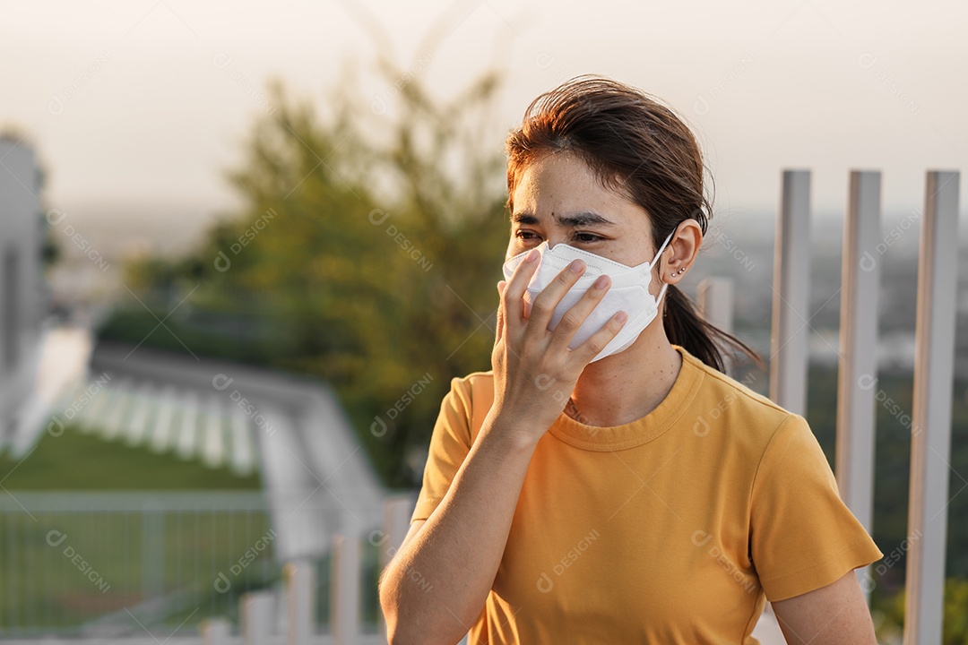 Jovem mulher asiática usando máscara respiratória