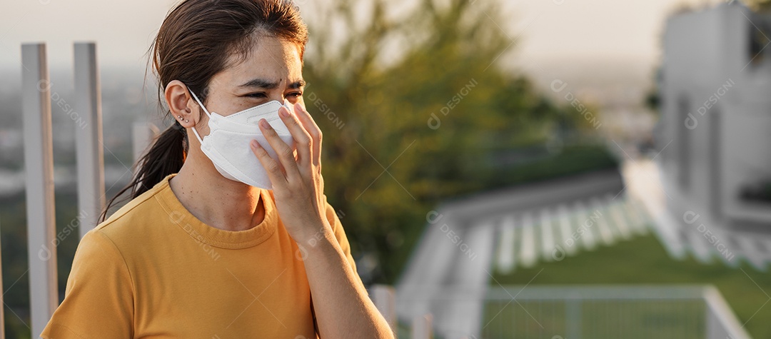 Jovem mulher asiática usando máscara respiratória