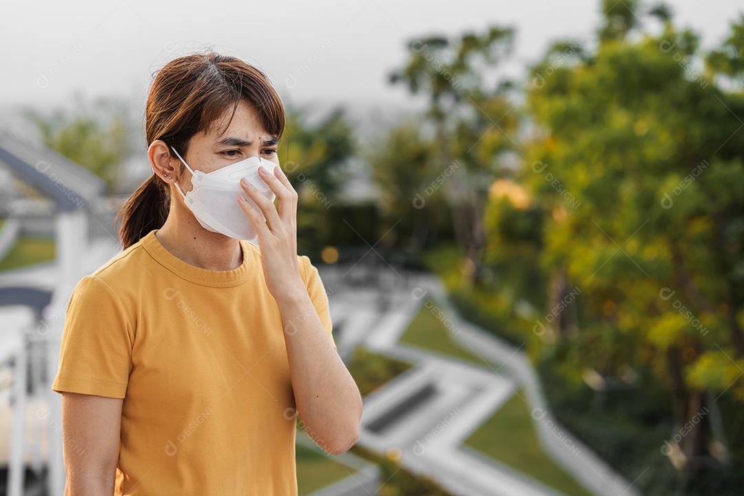 Jovem mulher asiática usando máscara respiratória
