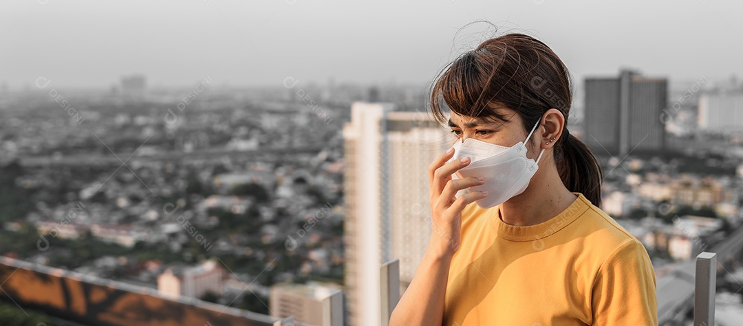 Jovem mulher asiática usando máscara respiratória