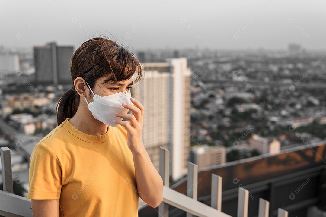 Jovem mulher asiática usando máscara respiratória