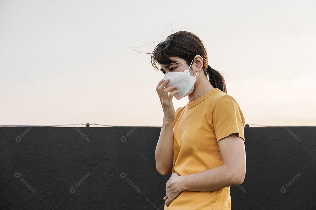 Jovem mulher asiática usando máscara respiratória