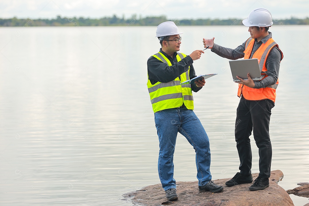 Os engenheiros ambientais trabalham na fonte de água para verificar se há contaminantes nas fontes de água e analisam os resultados dos testes de água para reutilização. Conceito do dia mundial do meio ambiente.