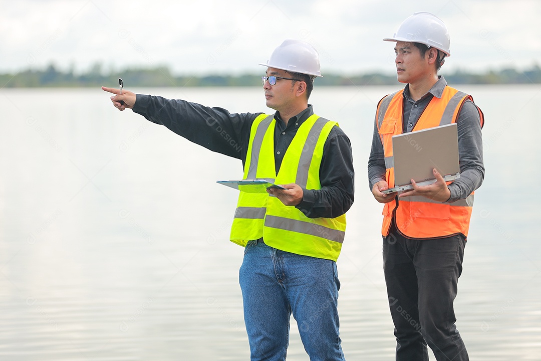 Os engenheiros ambientais trabalham na fonte de água para verificar se há contaminantes nas fontes de água e analisam os resultados dos testes de água para reutilização. Conceito do dia mundial do meio ambiente.