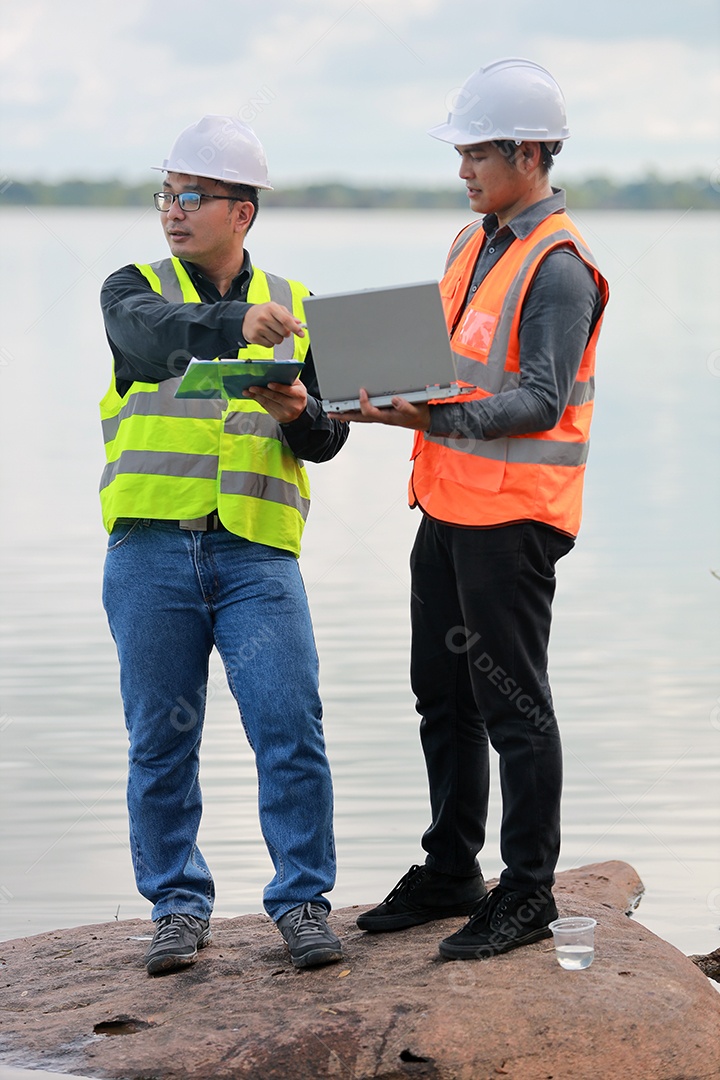 Os engenheiros ambientais trabalham na fonte de água para verificar se há contaminantes nas fontes de água e analisam os resultados dos testes de água para reutilização. Conceito do dia mundial do meio ambiente.