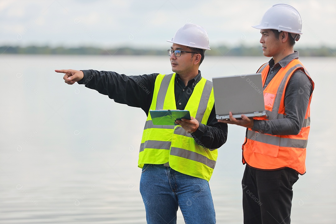 Os engenheiros ambientais trabalham na fonte de água para verificar se há contaminantes nas fontes de água e analisam os resultados dos testes de água para reutilização. Conceito do dia mundial do meio ambiente.