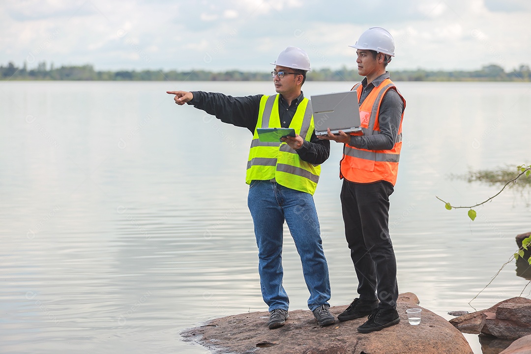 Os engenheiros ambientais trabalham na fonte de água para verificar se há contaminantes nas fontes de água e analisam os resultados dos testes de água para reutilização. Conceito do dia mundial do meio ambiente.
