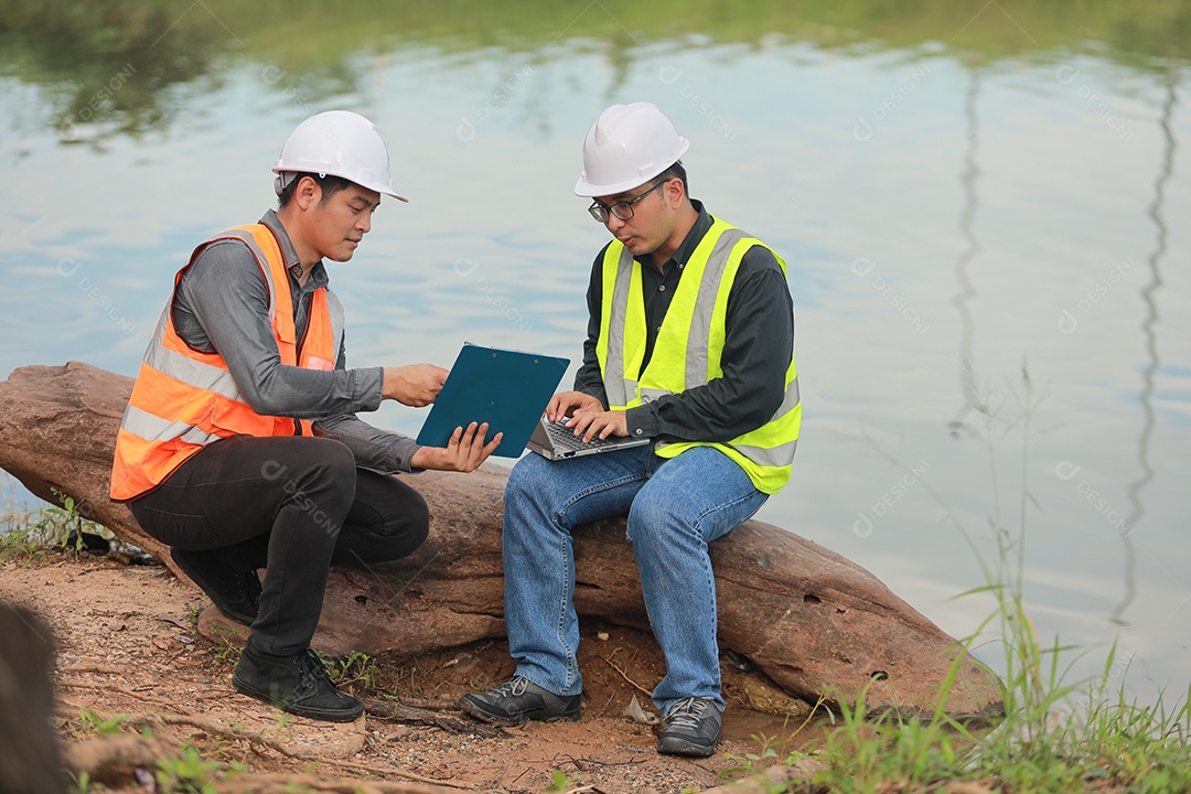 Os engenheiros ambientais trabalham na fonte de água para verificar se há contaminantes nas fontes de água e analisam os resultados dos testes de água para reutilização. Conceito do dia mundial do meio ambiente.