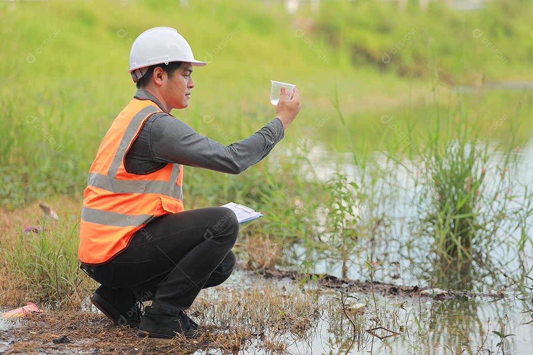Engenheiro ambientais trabalham na fonte de água para verificar se há contaminantes nas fontes de água e analisam os resultados dos testes de água para reutilização. Conceito do dia mundial do meio ambiente.