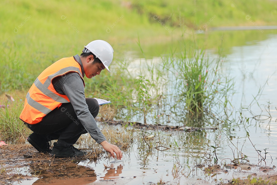 Engenheiro ambientais trabalham na fonte de água para verificar se há contaminantes nas fontes de água e analisam os resultados dos testes de água para reutilização. Conceito do dia mundial do meio ambiente.
