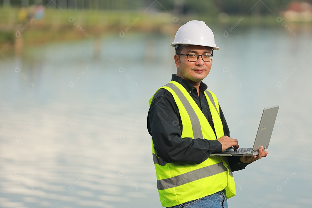 Engenheiro ambientais trabalham na fonte de água para verificar se há contaminantes nas fontes de água e analisam os resultados dos testes de água para reutilização. Conceito do dia mundial do meio ambiente.