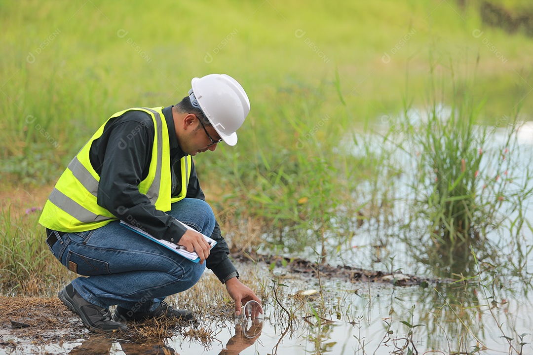 Engenheiro ambientais trabalham na fonte de água para verificar se há contaminantes nas fontes de água e analisam os resultados dos testes de água para reutilização. Conceito do dia mundial do meio ambiente.