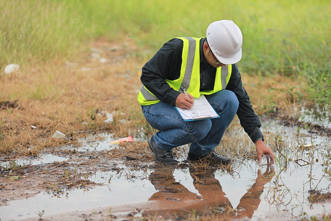 Engenheiro ambientais trabalham na fonte de água para verificar se há contaminantes nas fontes de água e analisam os resultados dos testes de água para reutilização. Conceito do dia mundial do meio ambiente.