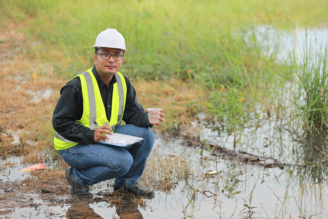 Engenheiro ambientais trabalham na fonte de água para verificar se há contaminantes nas fontes de água e analisam os resultados dos testes de água para reutilização. Conceito do dia mundial do meio ambiente.