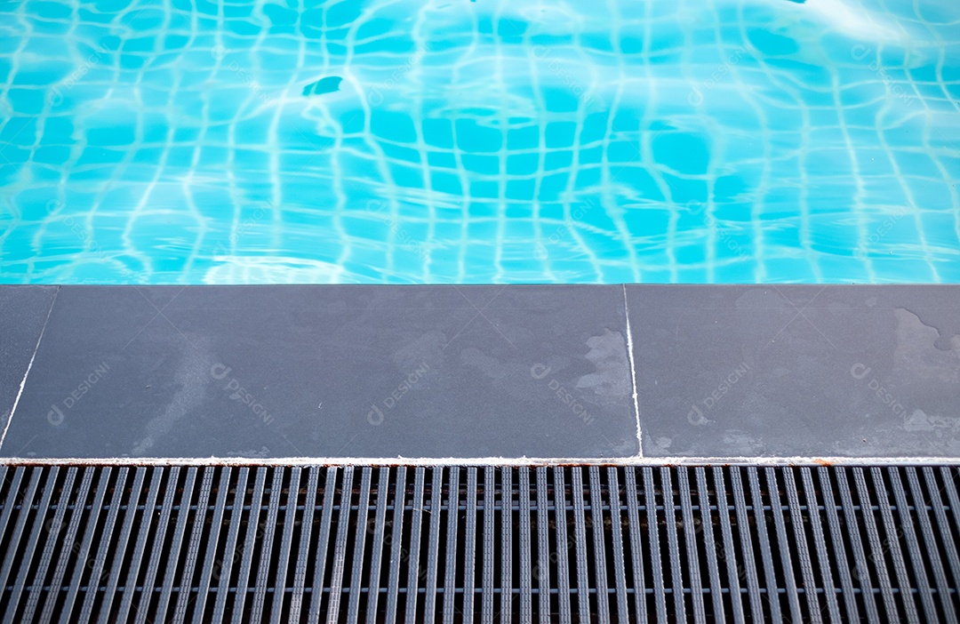 Beira de uma piscina